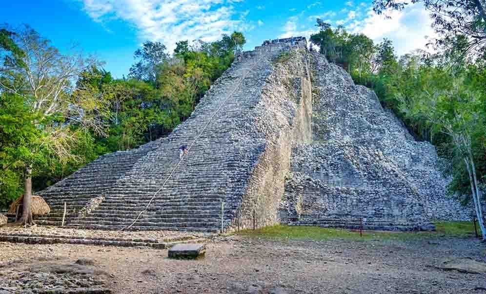 Die Nohoch-Mul-Pyramide von Cobá im Dschungel von Yucatán