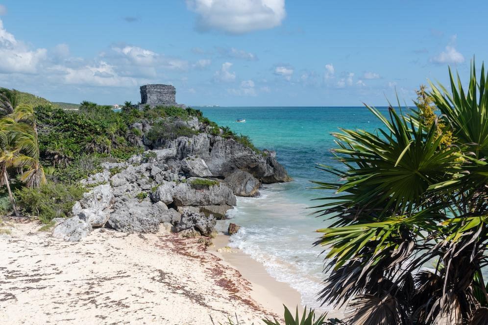 Maya-Ruine von Tulum auf der Klippe über dem karibischen Meer