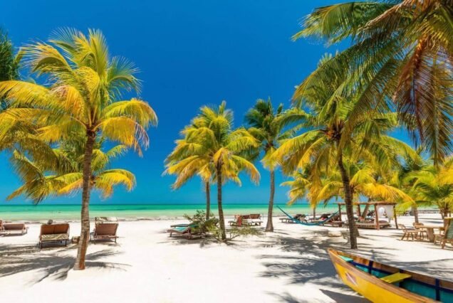 Holbox private in German tour