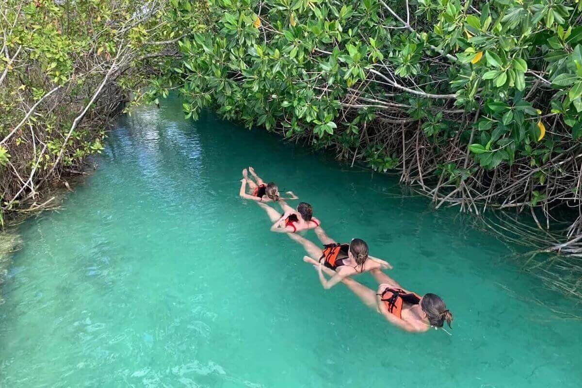 Besucher treiben mit Schwimmwesten durch den Kanal von Sian Ka'an