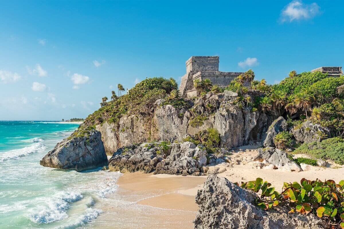 Tulum Ruinen: Maya-Tempel auf der Klippe über dem Meer
