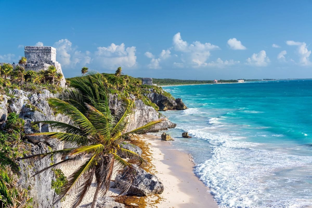 Tulum Ruinen und Cenotes: Blick auf die Klippenruinen