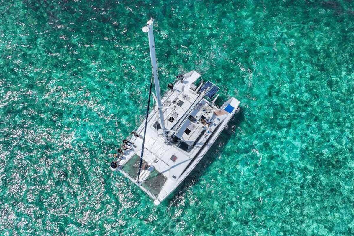 Barco navegando por aguas turquesas del Caribe