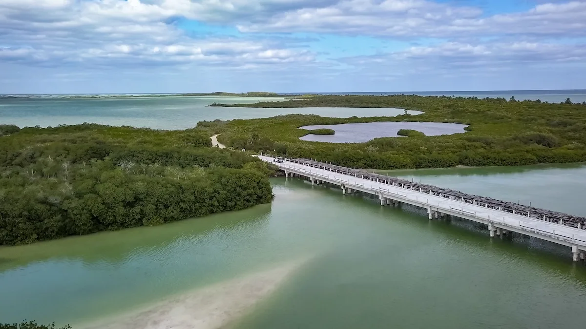 Luftaufnahme der Boca-Paila-Brücke zwischen Lagune und Karibik in Sian Ka'an